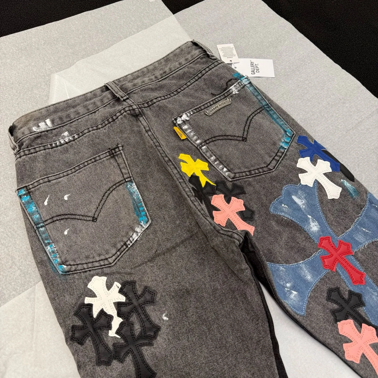 P320 model number: D371 GALLERY DEPT & Chrome hearts, washed gray spliced cross jeans, three-dimensional version, factory precision, original factory quality control, heavy-duty washed pure cotton denim fabric used in the process Size: 28, 30, 32, 34, 36 (S-XXL) Color: splicing Size reference # 28 trouser length 100 waist 72 30 trouser length 102 waist 76 32 pants length 104 waist circumference 80 34 pants length 106 waist circumference 84 36 pants length 108 waist circumference 88